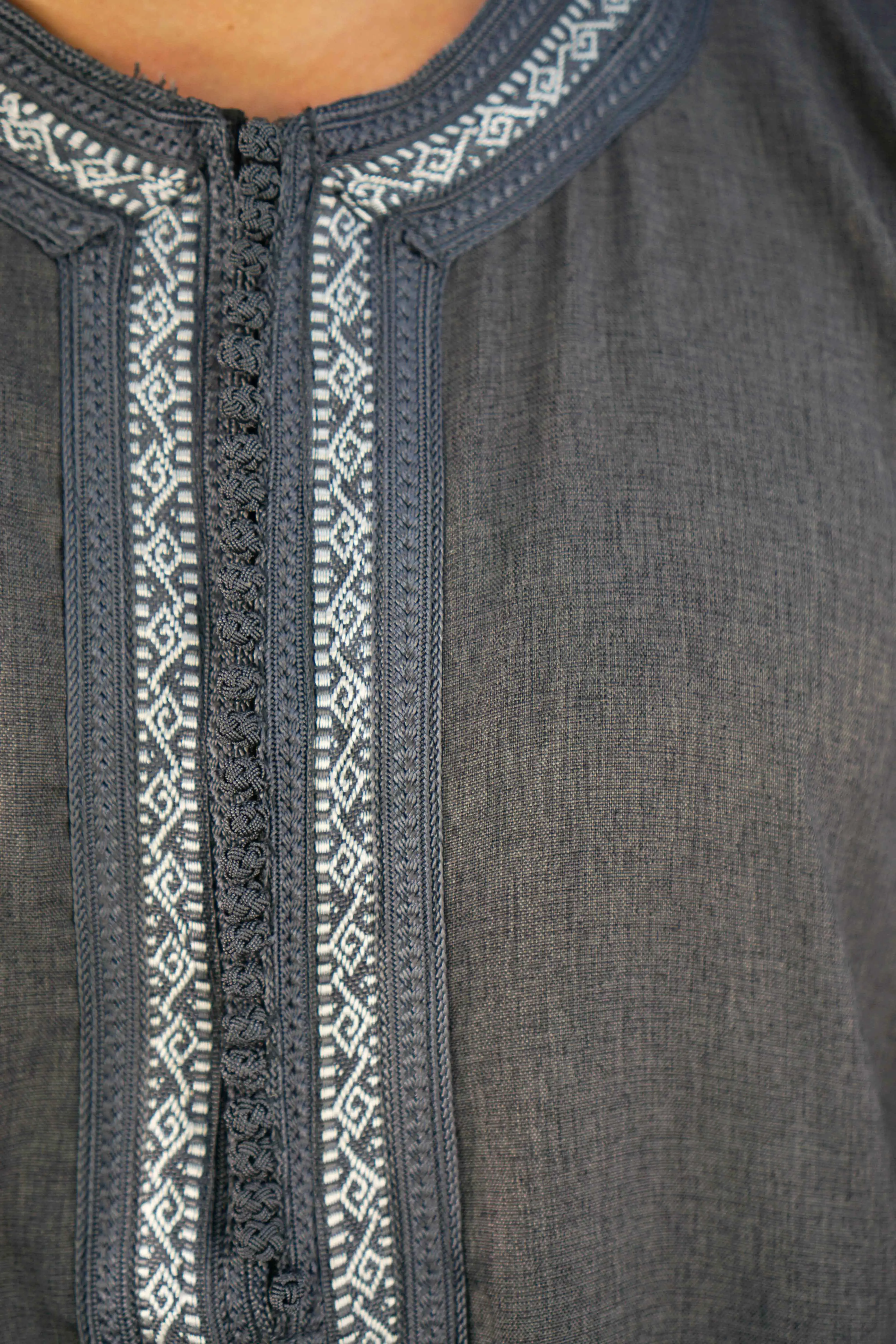 Men’s Moroccan Embroidery Ikaf Thobe – Grey - Image 3