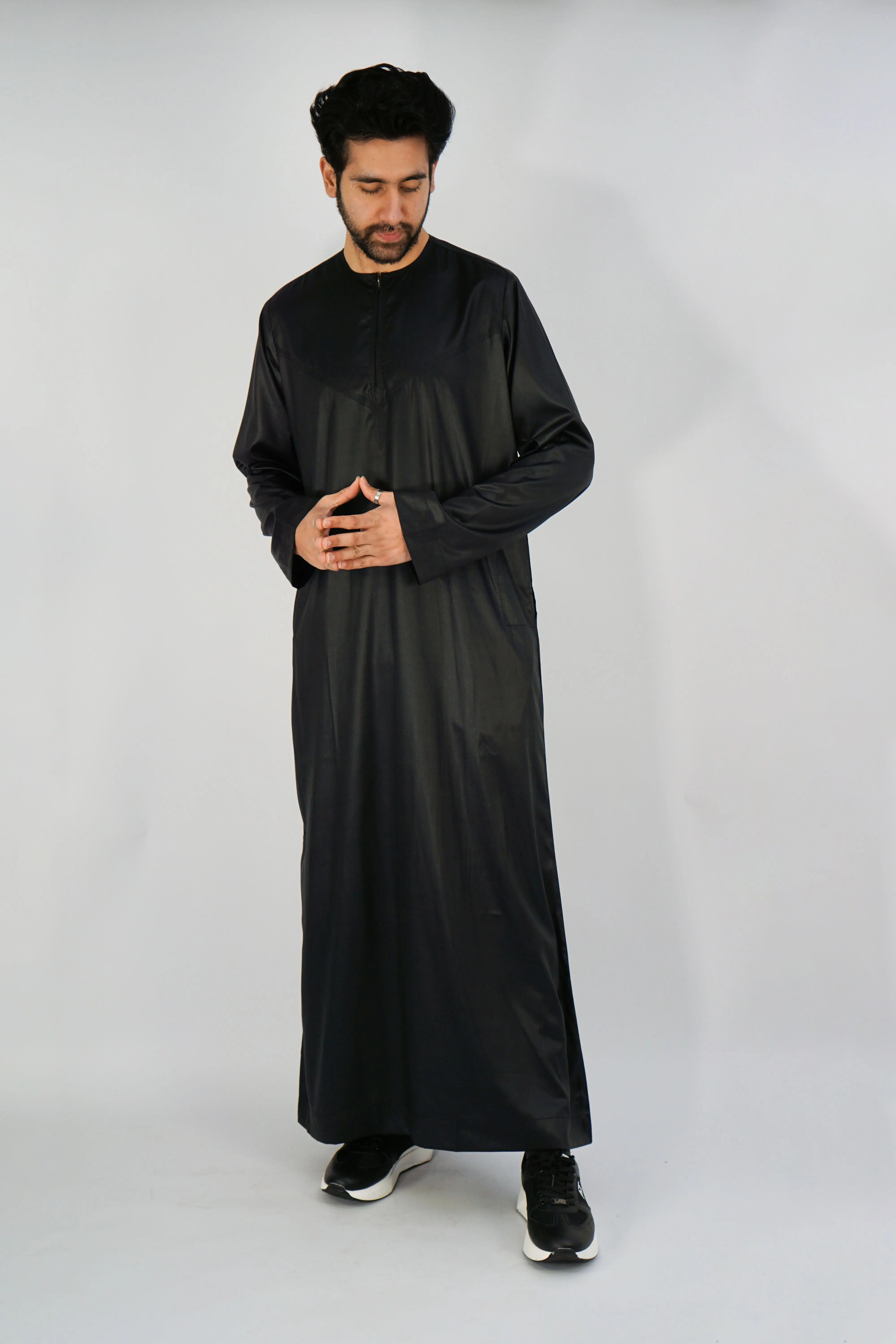 Shiny Black Omani Thobe Collarless With Zip - Image 3