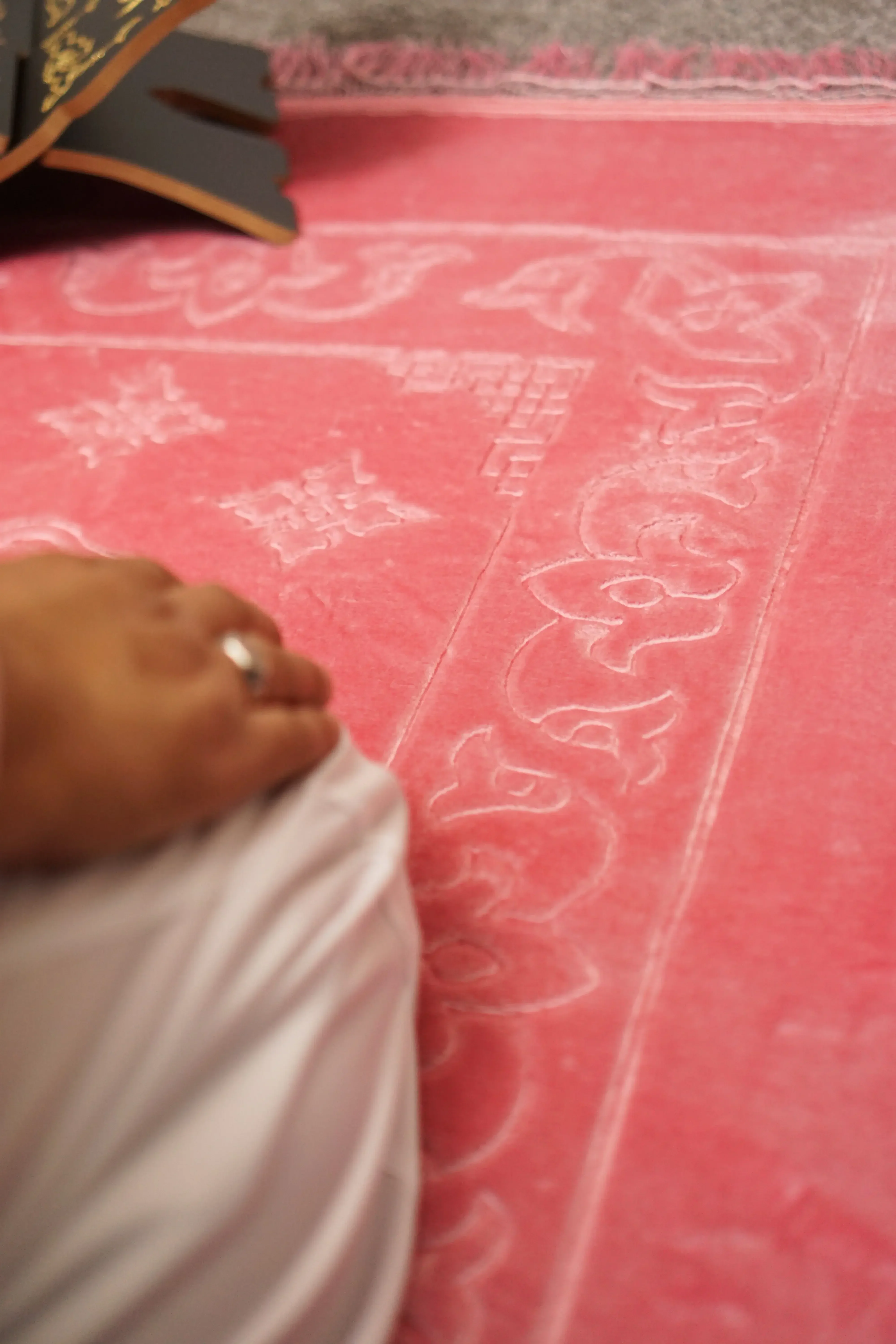 XL Soft Velvet Islamic Prayer Mat - Coral - Image 3